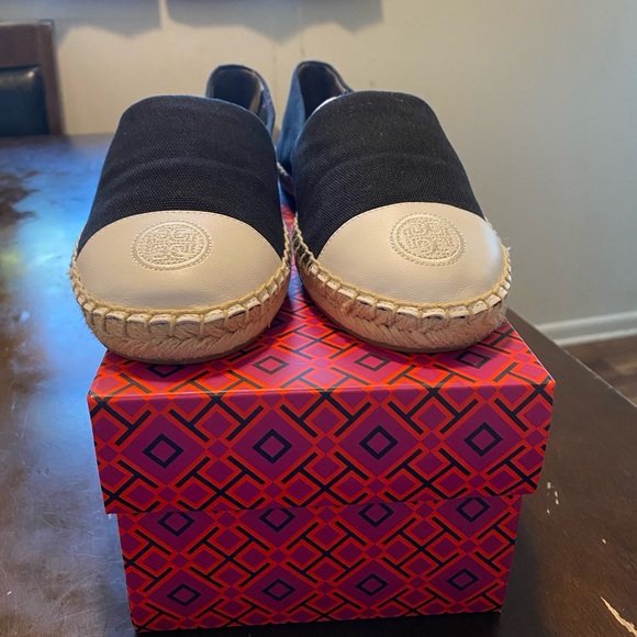 Tory Burch espadrilles,size:8 color is perfect black/White. - Picture 2 of 4
